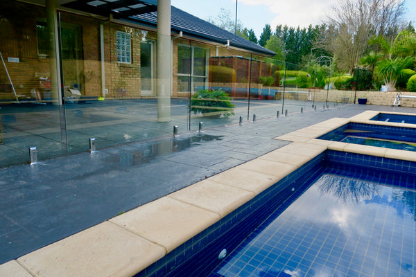 glass pool fences around swimming pool